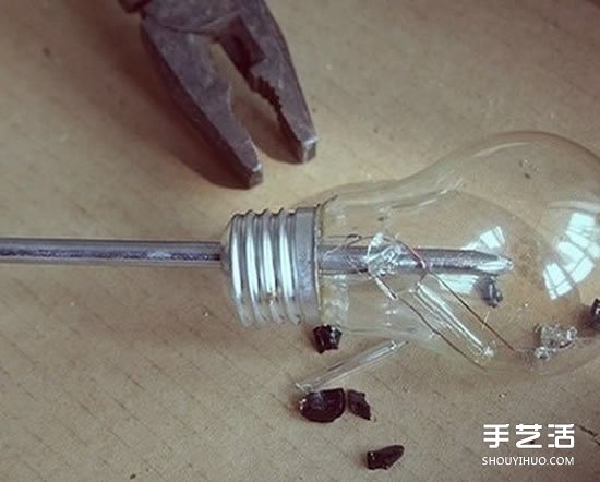 废旧灯泡制作花盆 DIY迷你盆景的方法步骤 -  www.shouyihuo.com