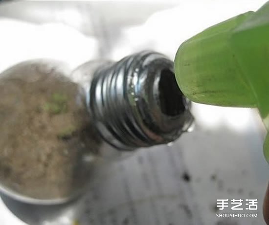 废旧灯泡制作花盆 DIY迷你盆景的方法步骤 -  www.shouyihuo.com