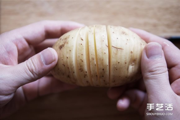 简易派对料理菜谱 焗烤手风琴马铃薯的做法 -  www.shouyihuo.com