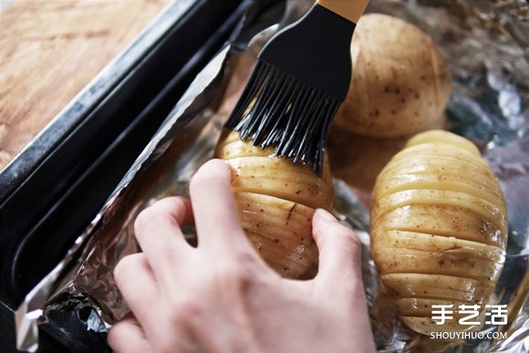 简易派对料理菜谱 焗烤手风琴马铃薯的做法 -  www.shouyihuo.com