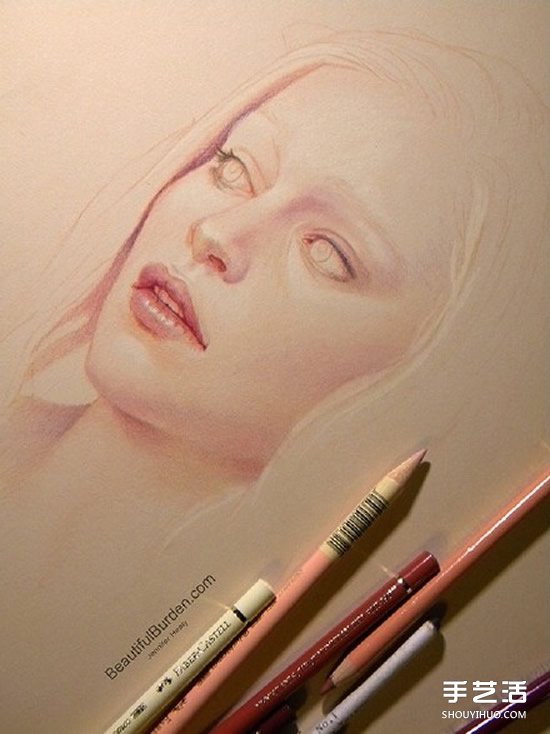 细腻逼真的女生人物肖像彩铅画作品图片 -  www.shouyihuo.com
