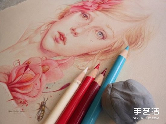 细腻逼真的女生人物肖像彩铅画作品图片 -  www.shouyihuo.com