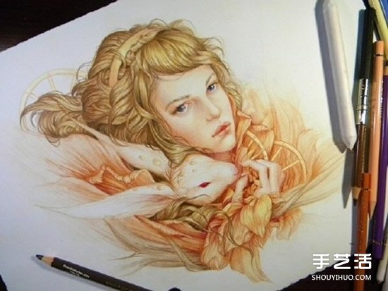 细腻逼真的女生人物肖像彩铅画作品图片 - www.shouyihuo.com