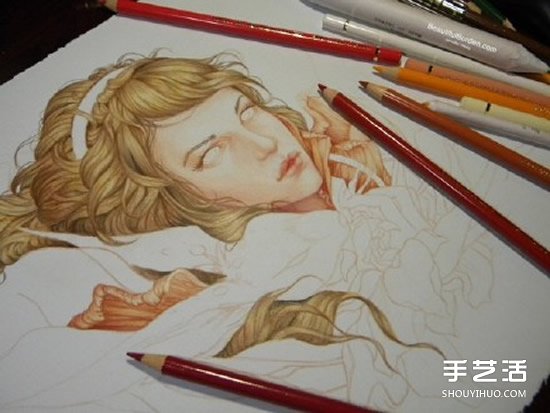 细腻逼真的女生人物肖像彩铅画作品图片 -  www.shouyihuo.com