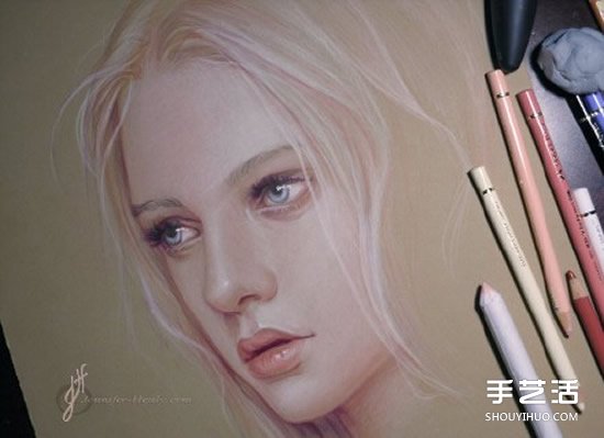 细腻逼真的女生人物肖像彩铅画作品图片 -  www.shouyihuo.com