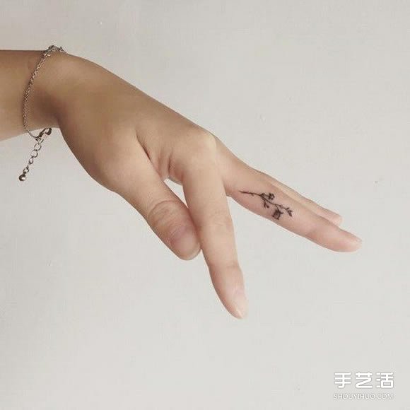 在指尖上许愿 优雅手指纹身图案的迷人魅力 -  www.shouyihuo.com