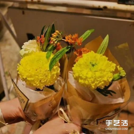 牛皮纸包花束图解 用牛皮纸包花的方法图片 -  www.shouyihuo.com