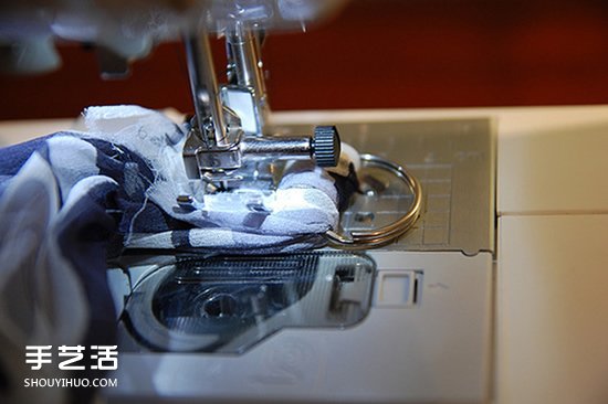 丝巾相机带做法图解 手工丝巾制作相机带教程 -  www.shouyihuo.com