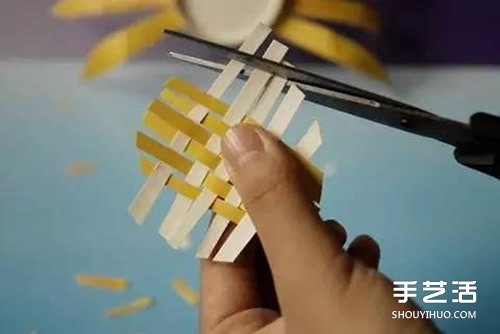 幼儿园螃蟹模型制作 一次性纸杯做螃蟹的教程 -  www.shouyihuo.com