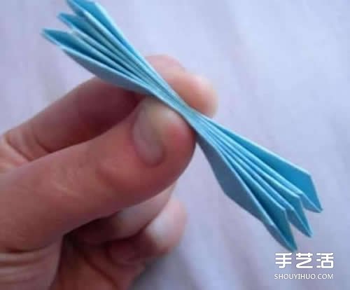 简单纸花的做法图解 六花瓣的花折纸教程 -  www.shouyihuo.com
