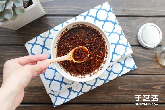 简单百搭辣油DIY 不覆盖食物原味的辣椒酱做法 -  www.shouyihuo.com
