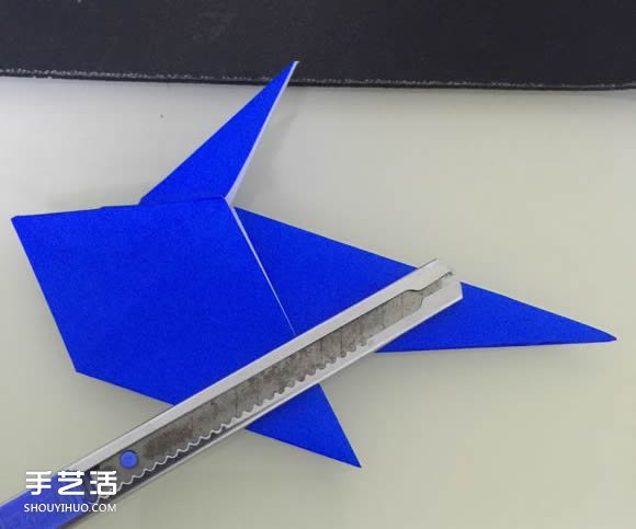 喷水鲸鱼的折法图解 折纸立体鲸鱼的过程步骤 -  www.shouyihuo.com