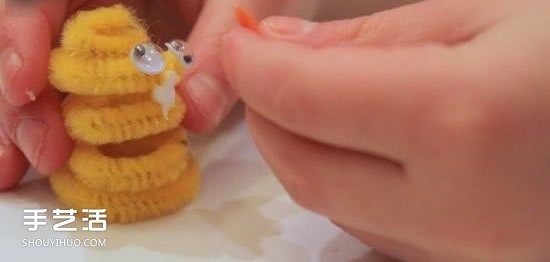 扭扭棒小鸡制作图片 幼儿园小鸡手工制作教程 -  www.shouyihuo.com