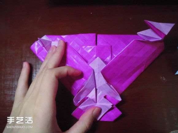 蝶恋花爱心折纸图解 创意爱心的折法步骤图 -  www.shouyihuo.com