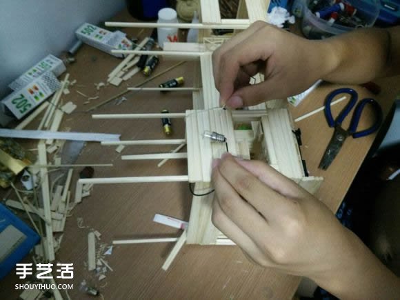 一次性筷子手工制作逼真别墅模型 步骤超全！ -  www.shouyihuo.com