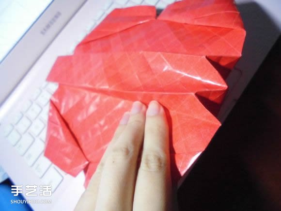 接吻鱼爱心折纸图解 超复杂桃心的折法过程 -  www.shouyihuo.com