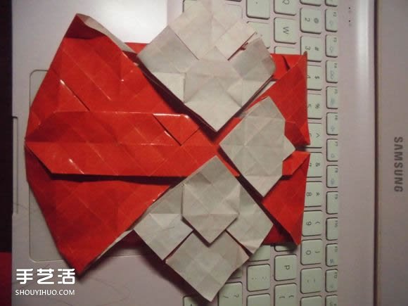接吻鱼爱心折纸图解 超复杂桃心的折法过程 -  www.shouyihuo.com