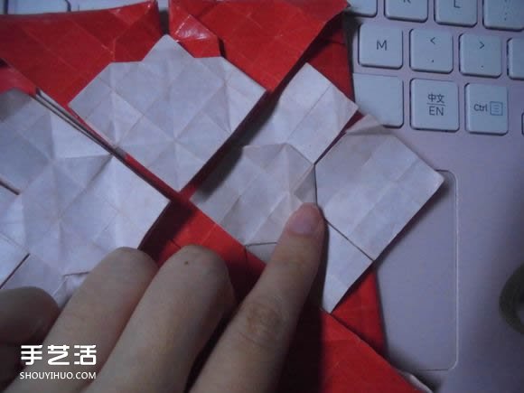 接吻鱼爱心折纸图解 超复杂桃心的折法过程 -  www.shouyihuo.com