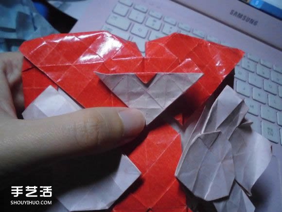 接吻鱼爱心折纸图解 超复杂桃心的折法过程 -  www.shouyihuo.com