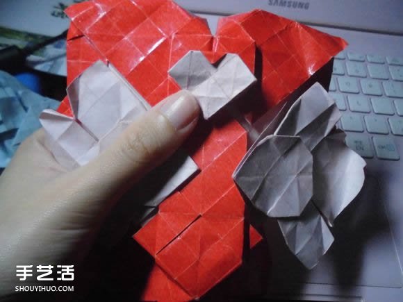 接吻鱼爱心折纸图解 超复杂桃心的折法过程 -  www.shouyihuo.com