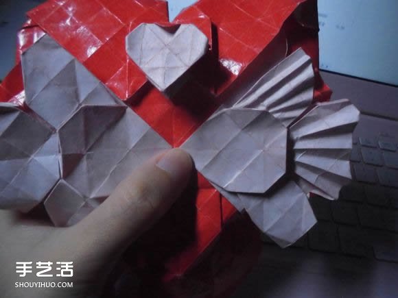 接吻鱼爱心折纸图解 超复杂桃心的折法过程 -  www.shouyihuo.com