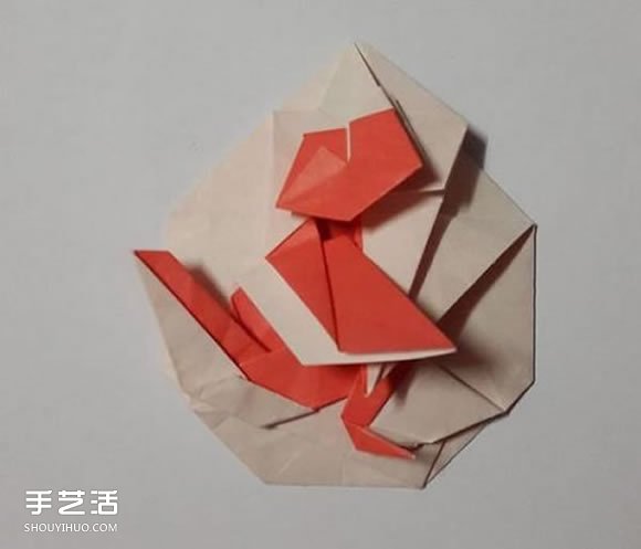 猴子胸章的折纸方法 手工折猴子图案折法图解 -  www.shouyihuo.com