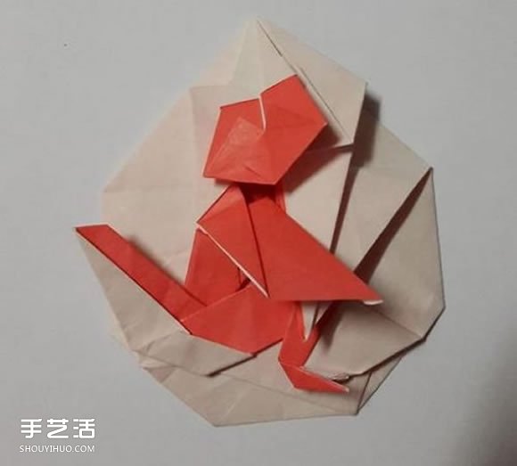 猴子胸章的折纸方法 手工折猴子图案折法图解 -  www.shouyihuo.com