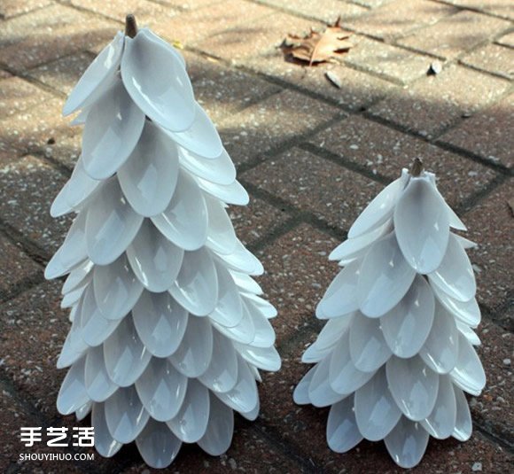 一次性勺子DIY手工制作立体圣诞树的教程 -  www.shouyihuo.com