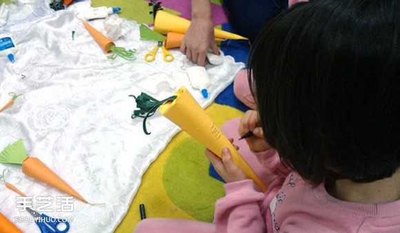 幼儿园胡萝卜手工制作 简单纸胡萝卜的做法 -  www.shouyihuo.com