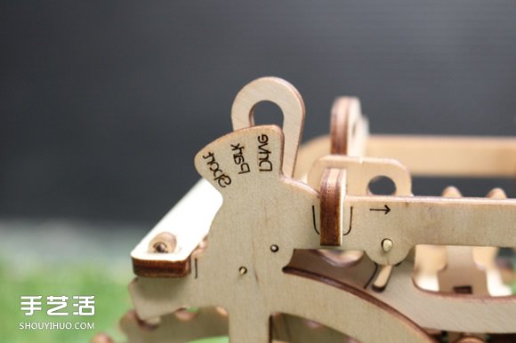 UGEARS自走拖拉机模型制作 利用橡皮筋产生动力 -  www.shouyihuo.com