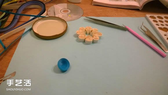 衍纸小手工艺品教程：小女孩的美丽私家花园 -  www.shouyihuo.com