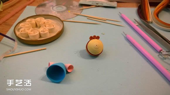 衍纸小手工艺品教程：小女孩的美丽私家花园 -  www.shouyihuo.com