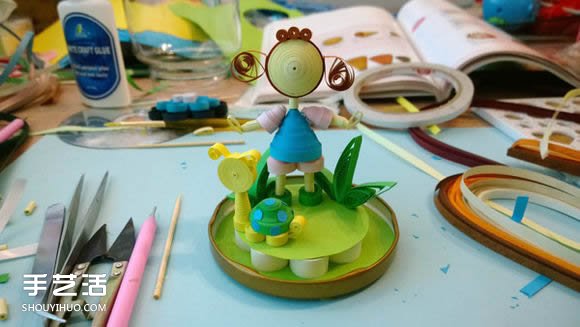 衍纸小手工艺品教程：小女孩的美丽私家花园 -  www.shouyihuo.com