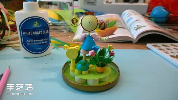 衍纸小手工艺品教程：小女孩的美丽私家花园 -  www.shouyihuo.com