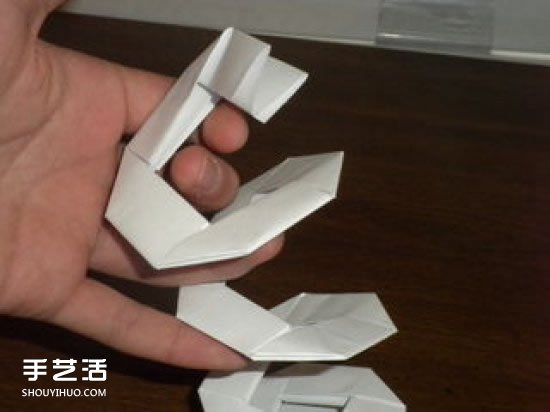 儿童折纸弹簧图解教程 简单弹簧的折法步骤 -  www.shouyihuo.com