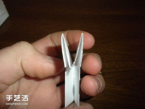 儿童折纸弹簧图解教程 简单弹簧的折法步骤 -  www.shouyihuo.com
