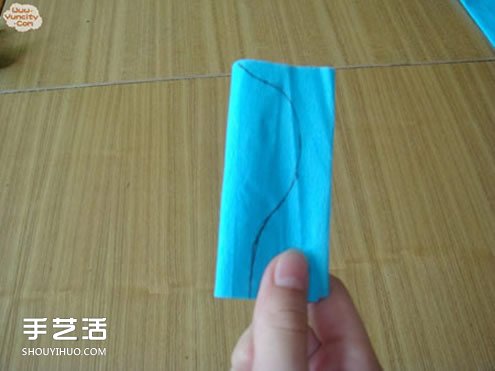 手工皱纹纸玫瑰花做法 简单皱纹纸玫瑰花的折法 -  www.shouyihuo.com