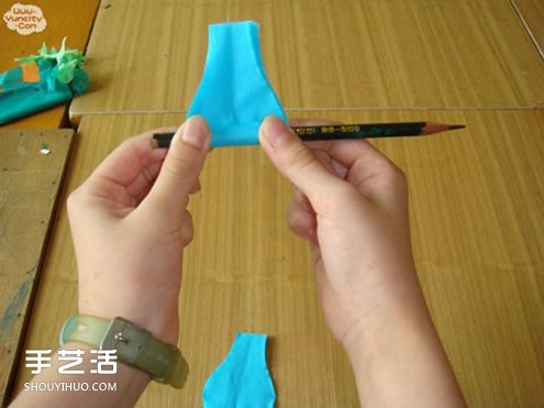 手工皱纹纸玫瑰花做法 简单皱纹纸玫瑰花的折法 -  www.shouyihuo.com