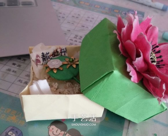 正方形礼品盒的折法 带花朵礼品盒折纸图解 -  www.shouyihuo.com
