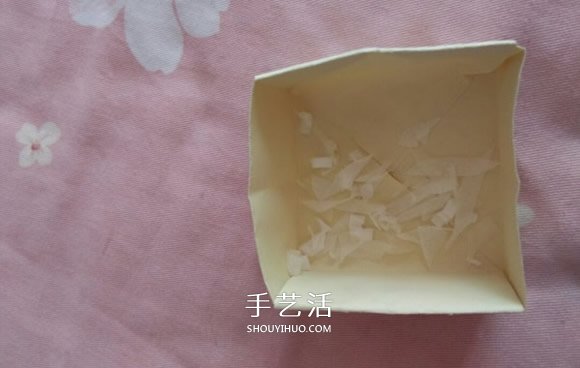 正方形礼品盒的折法 带花朵礼品盒折纸图解 -  www.shouyihuo.com
