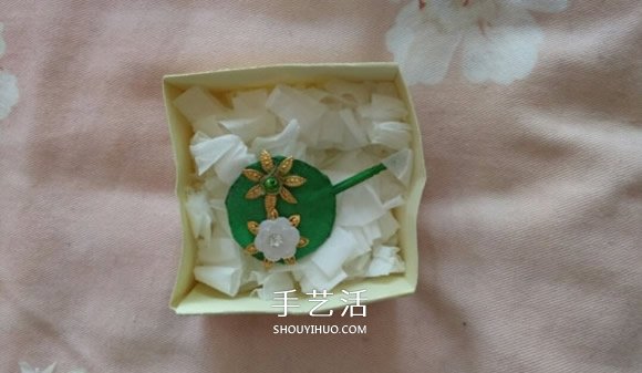 正方形礼品盒的折法 带花朵礼品盒折纸图解 -  www.shouyihuo.com
