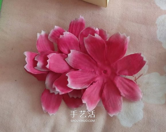 正方形礼品盒的折法 带花朵礼品盒折纸图解 -  www.shouyihuo.com