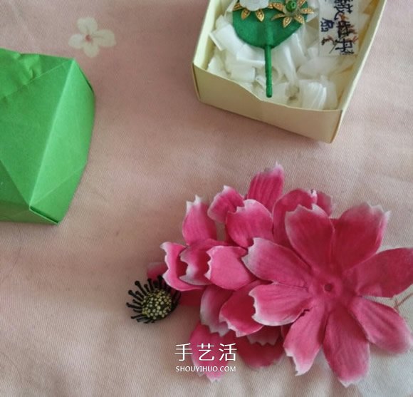 正方形礼品盒的折法 带花朵礼品盒折纸图解 -  www.shouyihuo.com