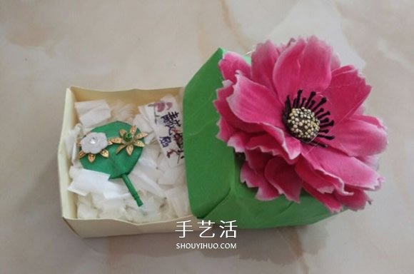 正方形礼品盒的折法 带花朵礼品盒折纸图解 -  www.shouyihuo.com