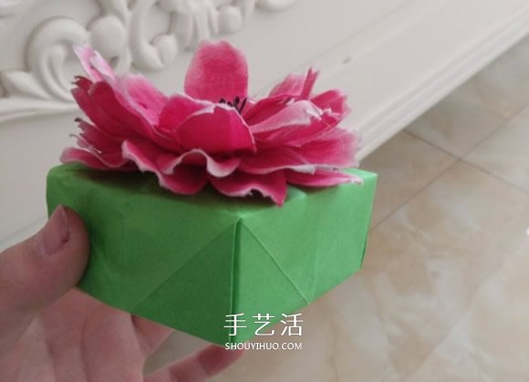 正方形礼品盒的折法 带花朵礼品盒折纸图解 -  www.shouyihuo.com