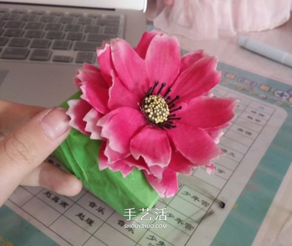 正方形礼品盒的折法 带花朵礼品盒折纸图解 -  www.shouyihuo.com