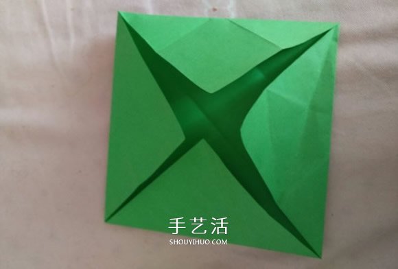 正方形礼品盒的折法 带花朵礼品盒折纸图解 -  www.shouyihuo.com