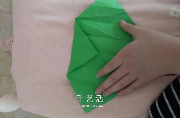 正方形礼品盒的折法 带花朵礼品盒折纸图解 -  www.shouyihuo.com