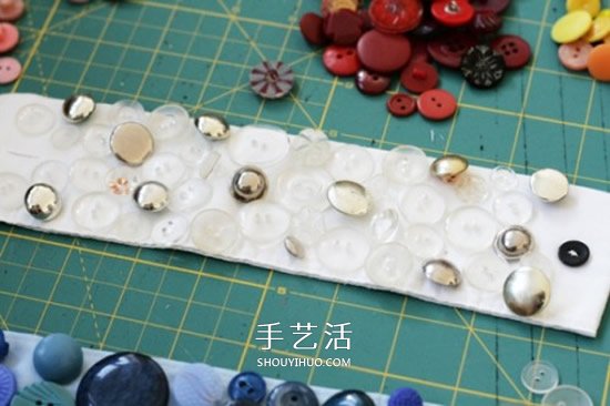 衬衫袖口制作宽手镯教程 清凉纽扣手镯DIY图解 -  www.shouyihuo.com