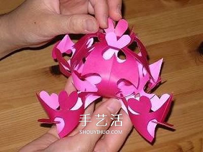 剪纸花朵挂饰的步骤图 立体剪纸花挂饰的做法 -  www.shouyihuo.com
